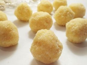 椰蓉馅平均分成10个，搓圆之后放进冰箱冷藏。