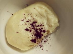 和好的油皮平均分成两份，其中一份加入红曲粉，将它们揉和均匀。