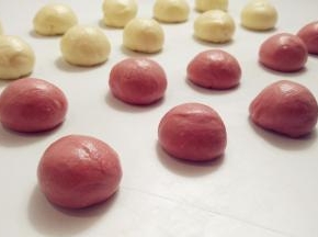 两种颜色的油皮分别均分成10份，滚圆后盖上保鲜膜备用。