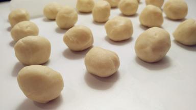 油酥均分成20份，同样滚圆。