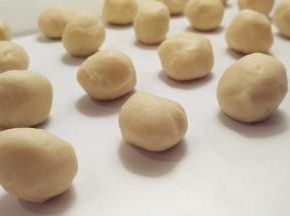 油酥均分成20份，同样滚圆。