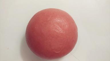 收好口之后将其滚圆。