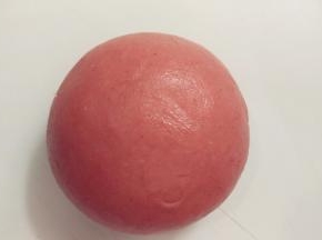 收好口之后将其滚圆。