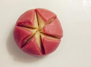 用一把锋利的小刀在面团上面平均地切上3刀，这样就有6道口子，切到椰蓉馅即可。