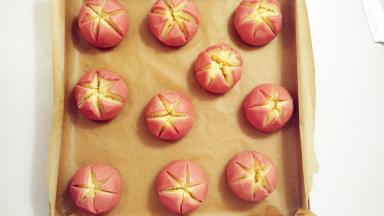 全部处理好的面团放在烤盘上。