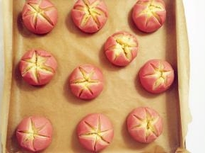 全部处理好的面团放在烤盘上。