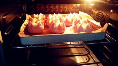 送入预热好的烤箱，上下火150℃，烤40分钟，大概拷了30分钟之后就要加盖锡纸，这样颜色才好看。