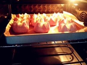 送入预热好的烤箱，上下火150℃，烤40分钟，大概拷了30分钟之后就要加盖锡纸，这样颜色才好看。