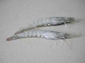 大虾冲洗干净。