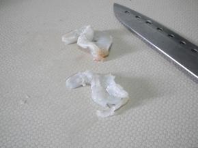 用剪刀将虾背剪开，将虾线挑出来，冲洗干净。