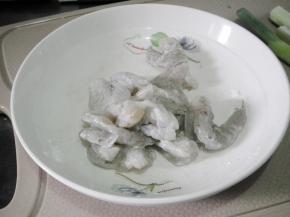 虾仁放入碗中，依次加入白胡椒 盐 淀粉 油 料酒用手反复抓几下放冰箱冷藏入味15分钟。