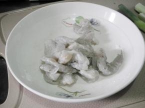 虾仁放入碗中，依次加入白胡椒 盐 淀粉 油 料酒用手反复抓几下放冰箱冷藏入味15分钟。