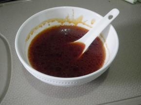 将糖、醋、盐、淀粉 生抽、红油，放入碗中，调和成均匀成宫保汁。