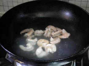 锅中注入水 烧开，放入虾仁滑开，虾仁变色成球捞出，沥干水分。