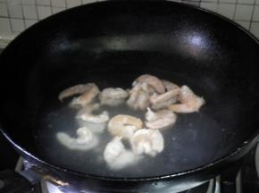 锅中注入水 烧开，放入虾仁滑开，虾仁变色成球捞出，沥干水分。