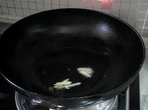 另起锅，注入油，爆香姜丝和大蒜。