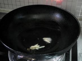 另起锅，注入油，爆香姜丝和大蒜。