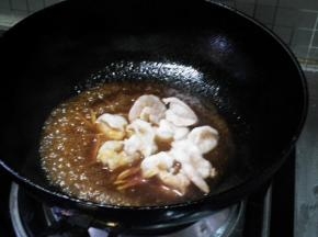 改中火，倒入调味汁，翻炒两下。等调味汁慢慢变浓稠。倒入虾仁