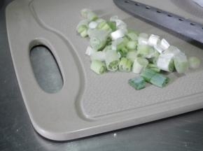 葱白切成段，姜蒜切成末。