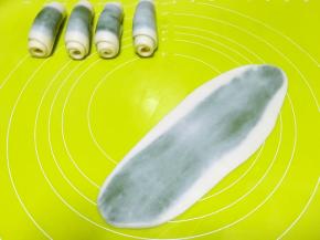 将松弛好的面团用擀面杖轻轻的擀成长条，之后再卷起来，盖保鲜膜松弛15分钟