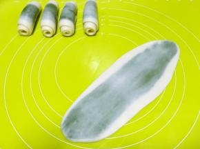 将松弛好的面团用擀面杖轻轻的擀成长条，之后再卷起来，盖保鲜膜松弛15分钟