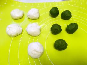 将两份面团各分成5等份