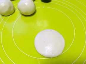 取一份水油皮面团，用手掌压扁