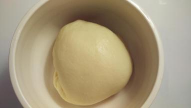 将油皮中的原料除黄油外的所有材料倒进面包桶中，启动和面程序，大概20分钟。