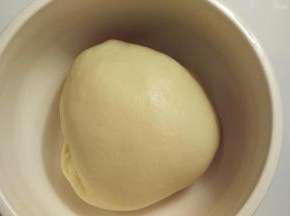 将油皮中的原料除黄油外的所有材料倒进面包桶中，启动和面程序，大概20分钟。