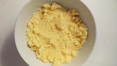 在等待和面的期间我们来做椰蓉馅，软化好的黄油加入糖粉搅拌均匀，再加入鸡蛋，搅匀之后加入椰蓉，翻拌均匀即可。