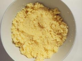 在等待和面的期间我们来做椰蓉馅，软化好的黄油加入糖粉搅拌均匀，再加入鸡蛋，搅匀之后加入椰蓉，翻拌均匀即可。