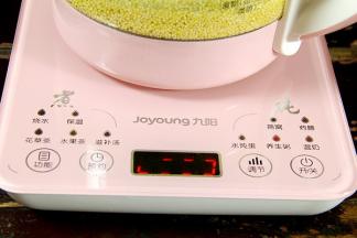 接通电源，设置养生粥程序