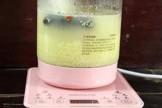 提前10分钟加入海参和枸杞。