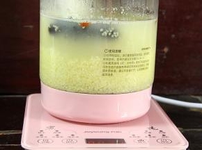 提前10分钟加入海参和枸杞。