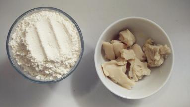 将油酥中的原料低筋面粉和猪油混合揉匀。