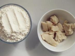 将油酥中的原料低筋面粉和猪油混合揉匀。