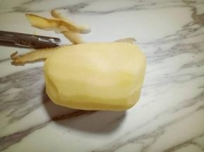 将土豆去皮。