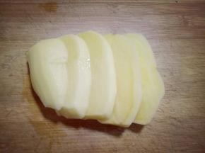 将依干净的土豆切片。