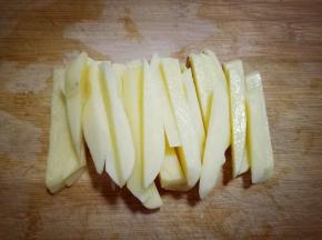 再切成条，瓜的步骤一样的。去皮，洗干净，切片，拍再切条。