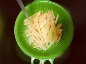 切好的薯条和地瓜条用冷水冲洗。