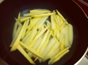 水烧开后把土豆条放入锅中，大火煮段生即可，这个时间大家自己掌握，千万不要煮过了，那样炸出过来不好看。