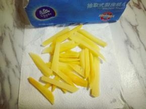 着急出门，用厨房用纸吸走水份。