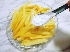 放入大口容器里，加入淀粉。(我用的玉米淀粉，是淀粉都可以哦)