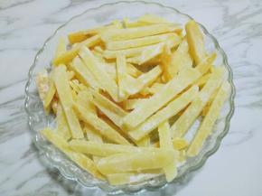 加入淀粉后用筷子拌均匀。