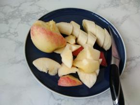 香蕉去皮切成小段，苹果去核切成小块，也可将苹果削去外皮。