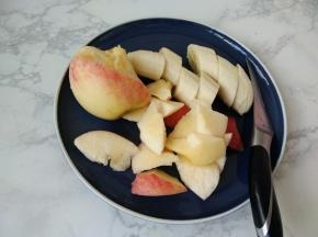 香蕉去皮切成小段，苹果去核切成小块，也可将苹果削去外皮。