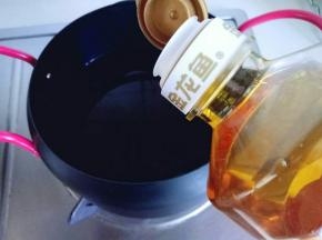 锅中加入食用油。