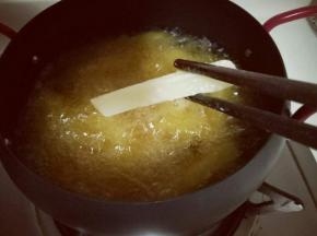 油温7成时下入薯条。中火炸至金黄即可(也可观察颜色，炸至自己喜欢就好？)