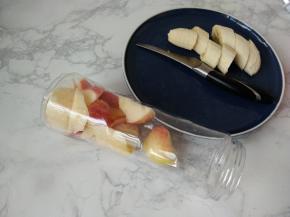 将苹果先放入料理杯中，再放香蕉。