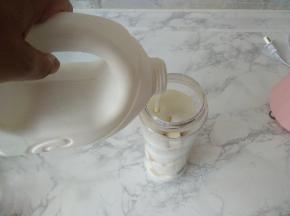 加入酸奶，这个根据自已的喜好，我加到了水位线。